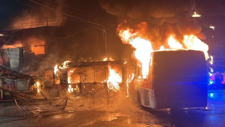 Tragedia en barrio Franklin: cinco personas mueren tras choque entre camioneta y bus RED que terminó en incendio