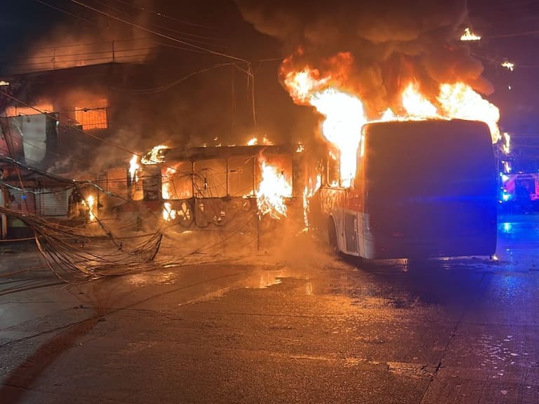 Tragedia en barrio Franklin: cinco personas mueren tras choque entre camioneta y bus RED que terminó en incendio