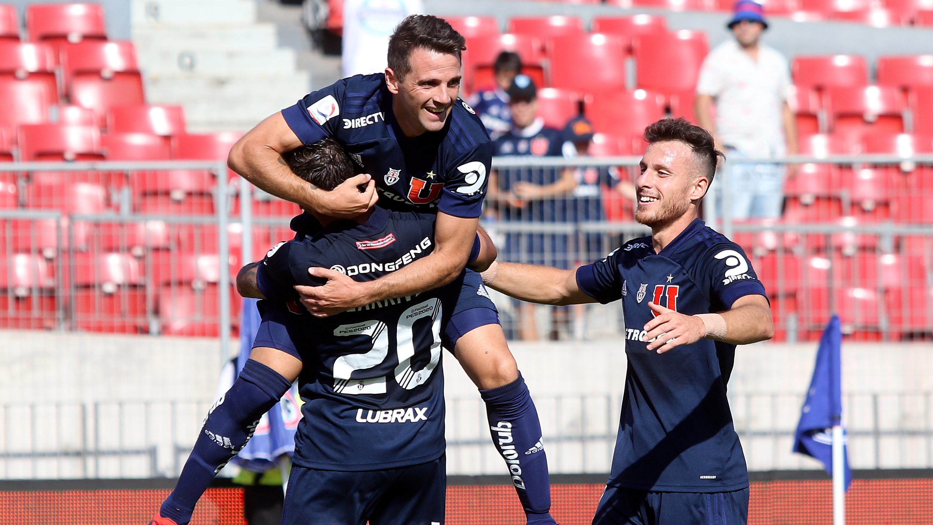 04  de Agosto de 2020/SANTIAGOJoaquín Larrivey celebra su segundo gol  con Walter Montillo durante el partido valido por la segunda fecha  del Campeonato Nacional AFP PlanVital, entre Universidad de Chile vs Curico Unido jugado en el Estadio Naciona
FOTO: MARCO MUGA/AGENCIAUNO