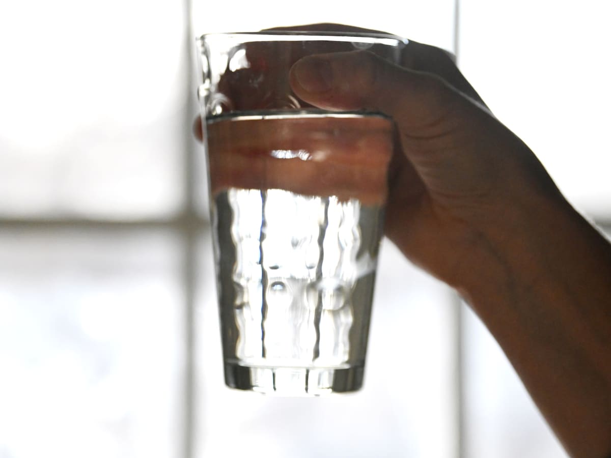 Ley del vaso de agua: en qué está el proyecto que exige a los restaurantes proporcionar agua gratuita