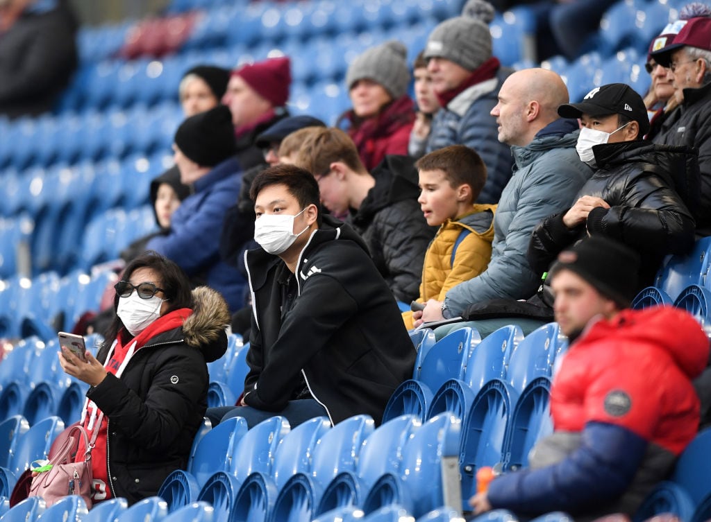 Hinchas en el juego Burnley versus Tottenham