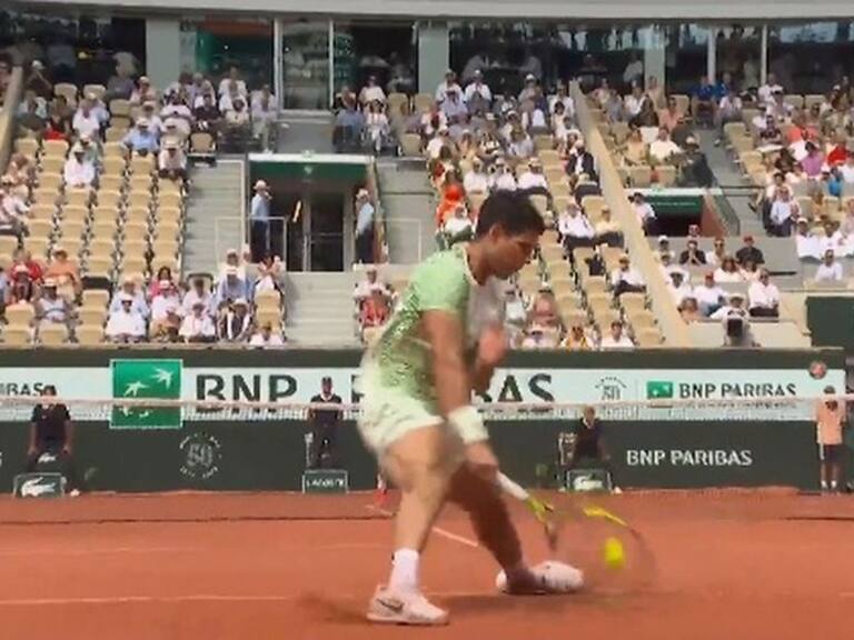 ¿La jugada del año? Así fue el extraordinario punto que ganó Alcaraz ante Djokovic en Roland Garros