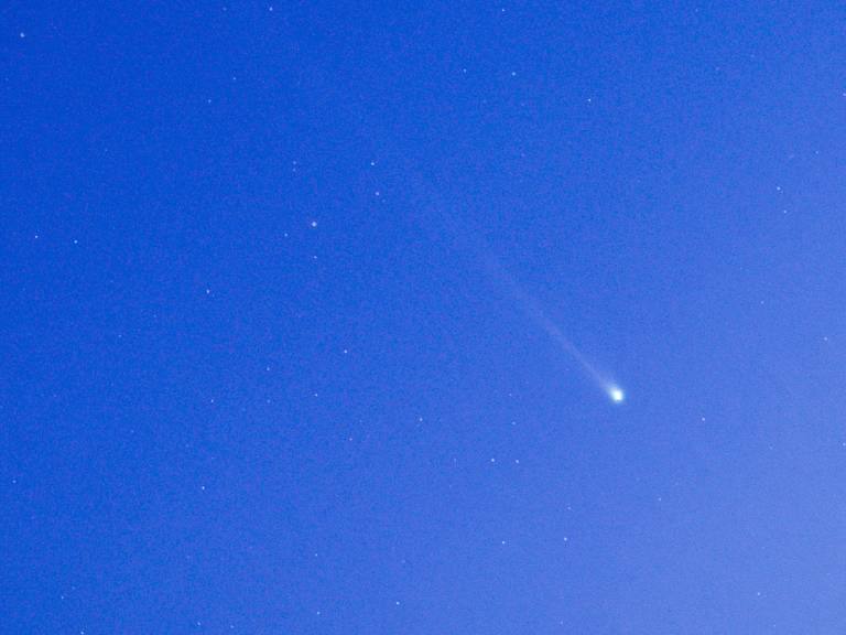 Cuándo y dónde ver el «cometa verde» que pasa cerca de nuestro planeta