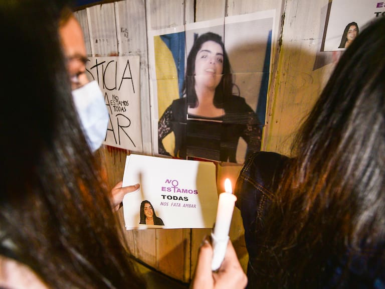 05 DE AGOSTO DE 2020 / VILLA ALEMANAUna joven sostiene un cartel y una vela, durante velaron realizada por la joven desaparecida Ambar Cornejo, a las afueras de la casa donde vivía en calle Covadonga.
FOTO: MIGUEL MOYA / AGENCIAUNO