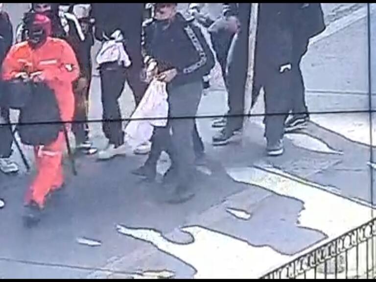 Carabineros detiene a sujeto con overol que fabricaba elementos incendiarios en protesta estudiantil