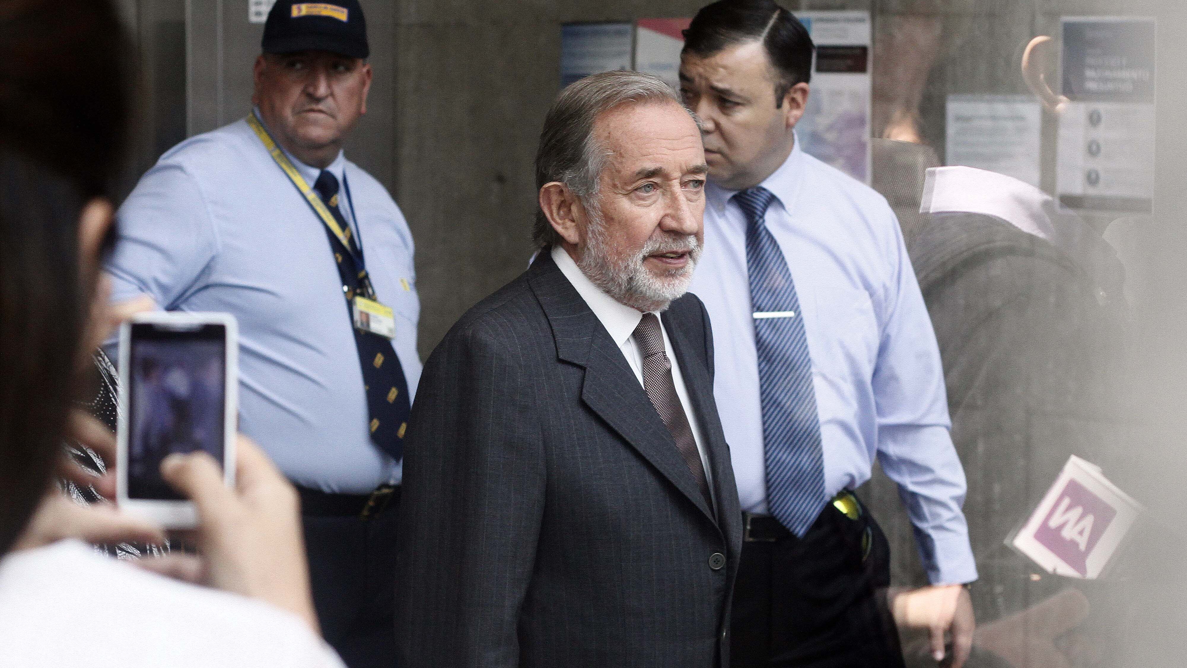 02 de Diciembre de 2015/SANTIAGO Jovino Novoa (c) se retira del centro de justicia tras escuchar la lectura de su sentencia en la investigación del caso Penta
FOTO: FRANCISCO CASTILLO D./AGENCIAUNO