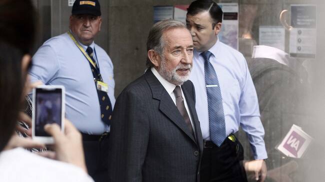 02 de Diciembre de 2015/SANTIAGO Jovino Novoa (c) se retira del centro de justicia tras escuchar la lectura de su sentencia en la investigación del caso Penta
FOTO: FRANCISCO CASTILLO D./AGENCIAUNO
