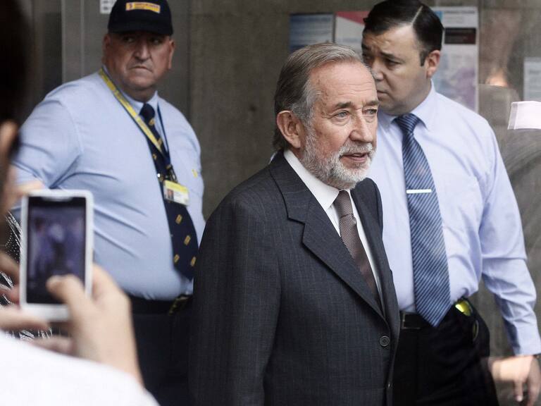 02 de Diciembre de 2015/SANTIAGO Jovino Novoa (c) se retira del centro de justicia tras escuchar la lectura de su sentencia en la investigación del caso Penta
FOTO: FRANCISCO CASTILLO D./AGENCIAUNO