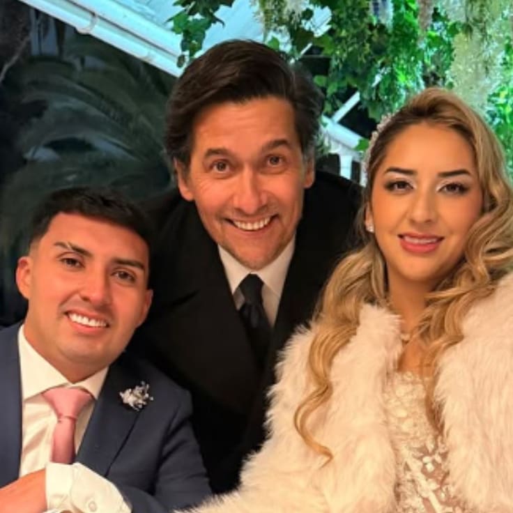 Se comprometieron durante la Teletón 2025 y hoy un reconocido rostro de televisión asistió a su boda y tomó un rol clave: así fue el emotivo momento