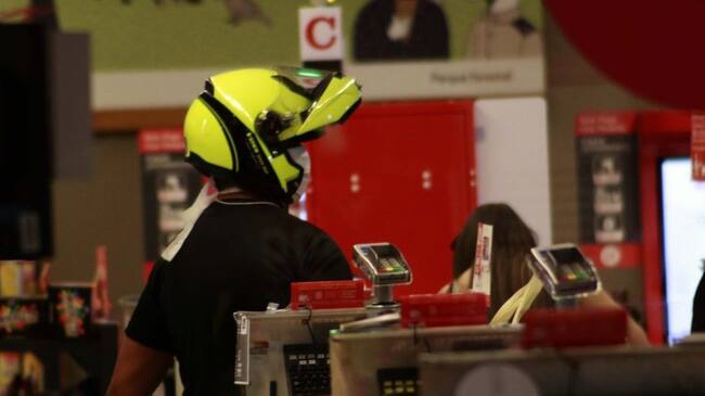 25 MARZO 2020 / SANTIAGOUn joven con casco de moto y mascarilla pagando en las cajas, durante las compras realizadas en Unimac ubicado en Av. Vitacura 4607, por la cuarentena total por 7 días, impuesta por el gobierno debido la emergencia sanitaria que ha provocado el Coronavirus COVID-19 en todo el país
FOTO: MAURICIO MENDEZ /AGENCIAUNO