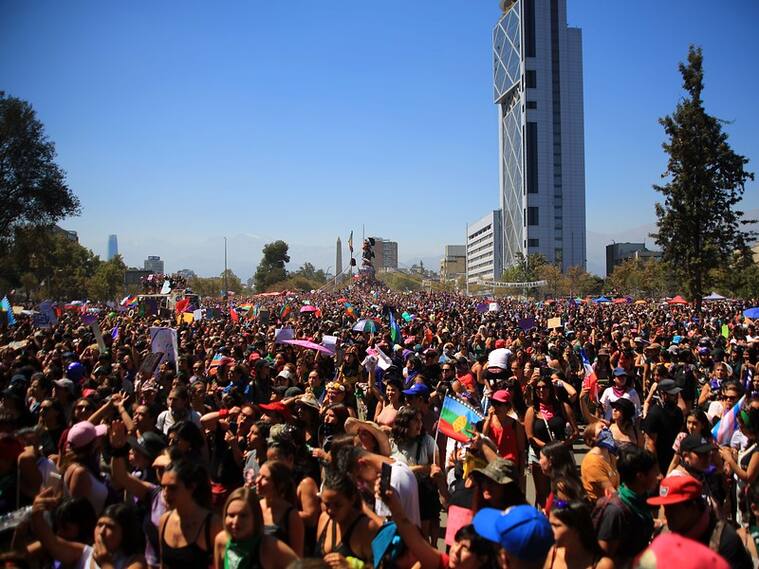 La multitudinaria marcha del 8M en Santiago