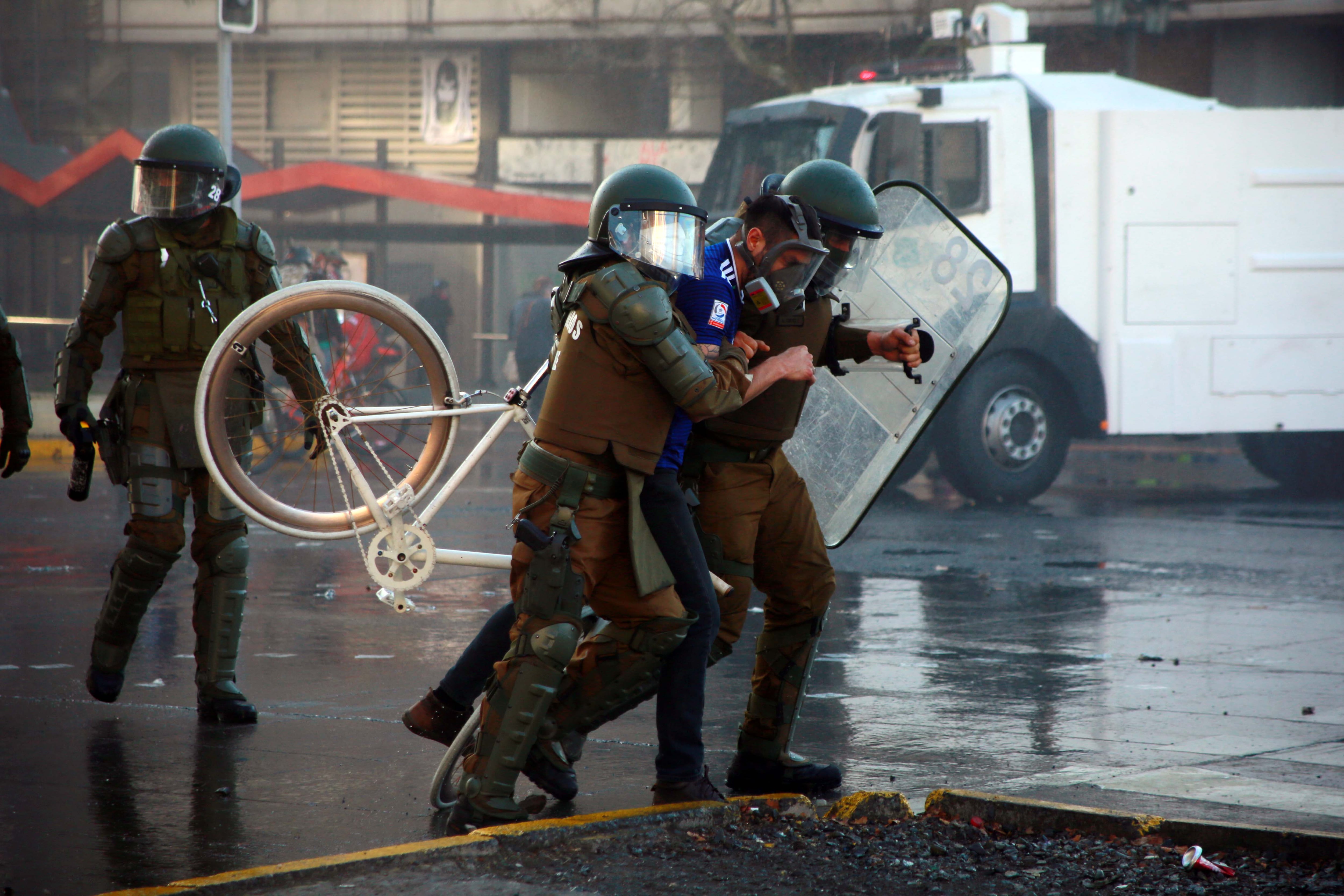 11 de Septiembre del 2020/SANTIAGO
, durante una nueva jornada de conmemoración del 11 de Septiembre por parte de manifestantes en Plaza Baquedano por el golpe militar de 1973, en medio de la pandemia de COVID-19.
FOTO: JOSE FRANCISCO ZUÑIGA/AGENCIAUNO