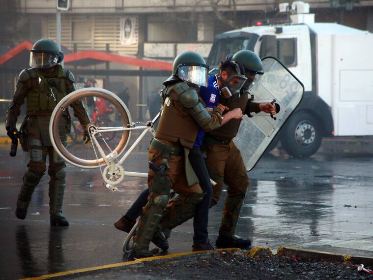 11 de Septiembre del 2020/SANTIAGO
, durante una nueva jornada de conmemoración del 11 de Septiembre por parte de manifestantes en Plaza Baquedano por el golpe militar de 1973, en medio de la pandemia de COVID-19.
FOTO: JOSE FRANCISCO ZUÑIGA/AGENCIAUNO