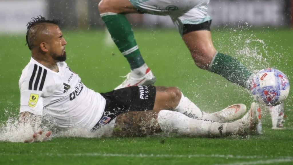 “Parecía que estaba jugando en el barrio”: Vidal y la suspensión por lluvia del duelo de Colo Colo ante Deportes Puerto Montt