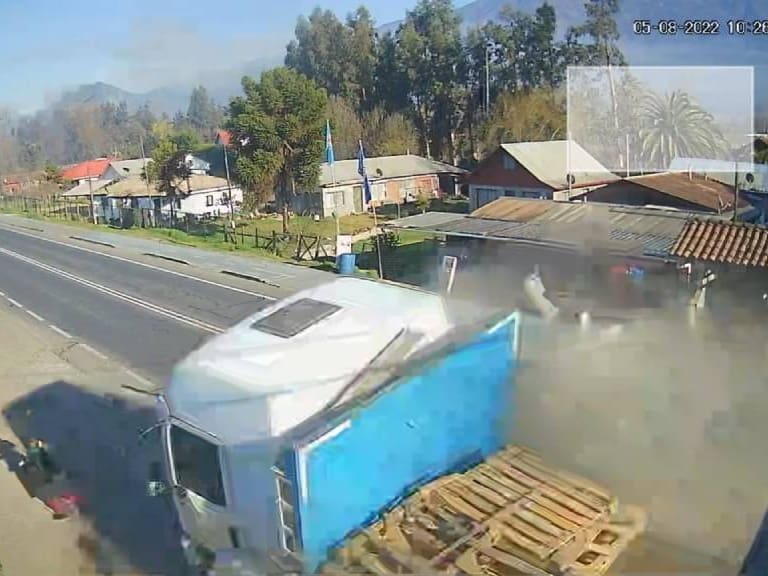 Mujer salva milagrosamente del choque de dos camiones en Coltauco