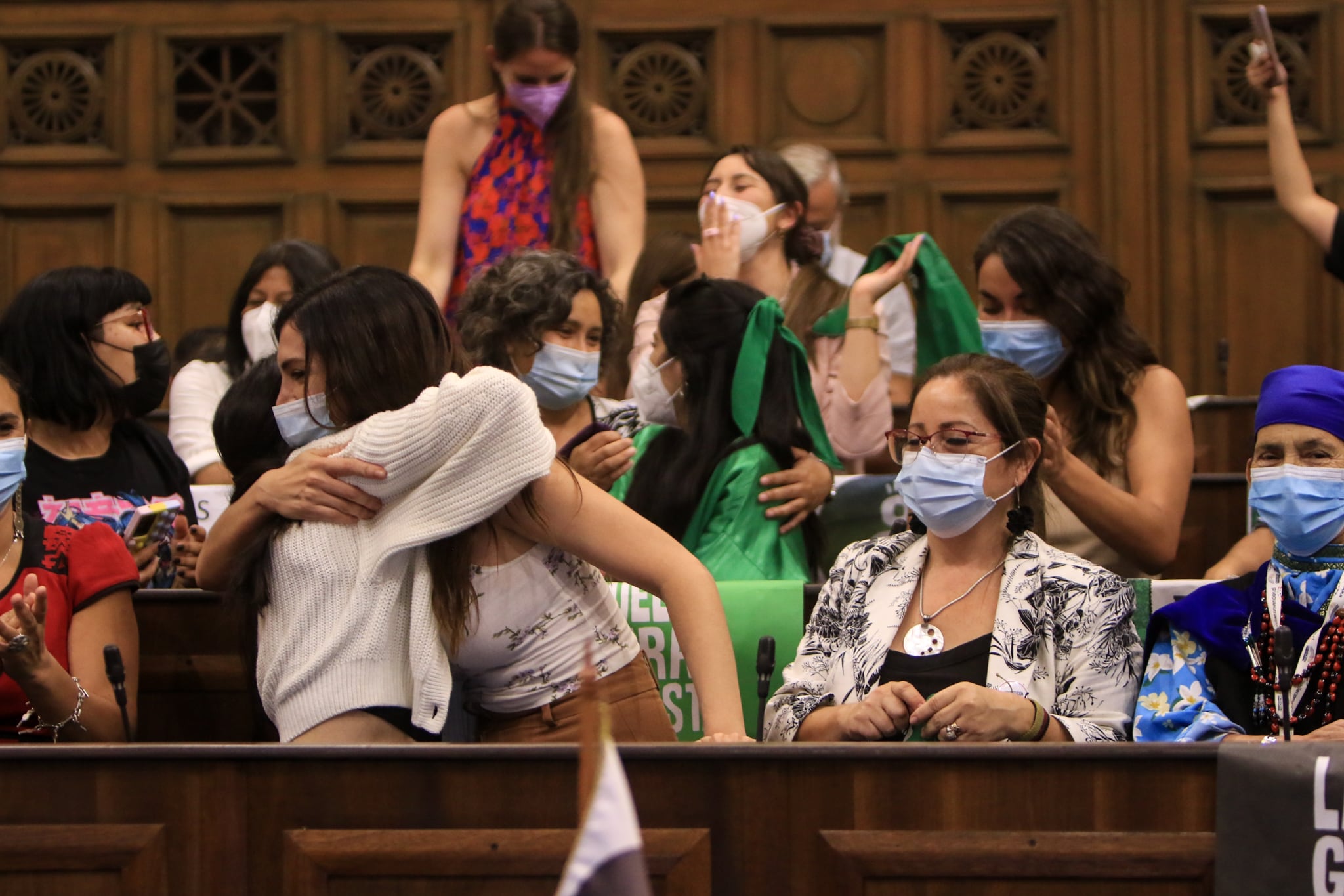15 de Marzo 2022/SANTIAGOconvencionales celebrando por la aprobacion del incicouno y dos del Articulo N°16 durante la sesion N° 68 del pleno de la Convención Constitucional.
FOTO: LUKAS SOLIS/AGENCIAUNO
