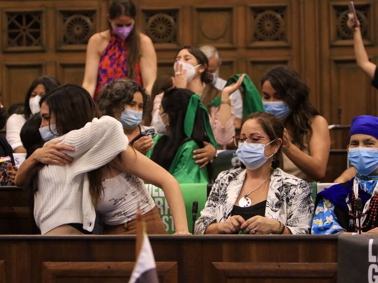 15 de Marzo 2022/SANTIAGOconvencionales celebrando por la aprobacion del incicouno y dos del Articulo N°16 durante la sesion N° 68 del pleno de la Convención Constitucional.
FOTO: LUKAS SOLIS/AGENCIAUNO