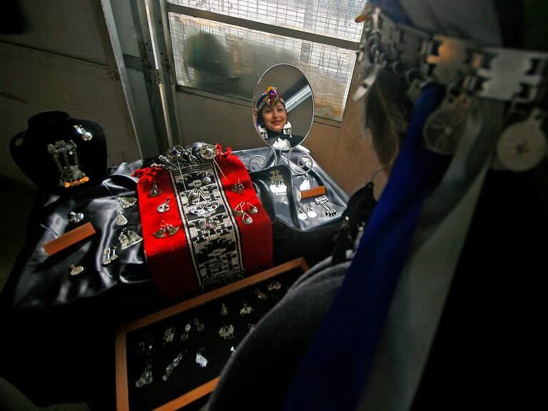 Conocimos el trabajo textil y artesanal en platería mapuche de Cañete