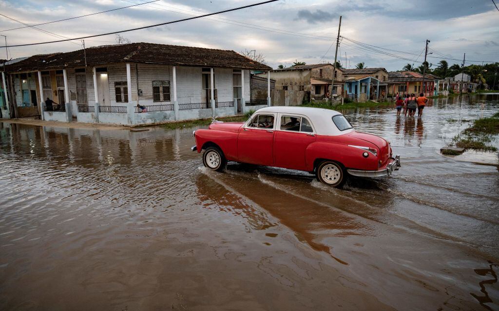 Llegada de huracán provoca que el agua cubra calles de Batabanó en Cuba