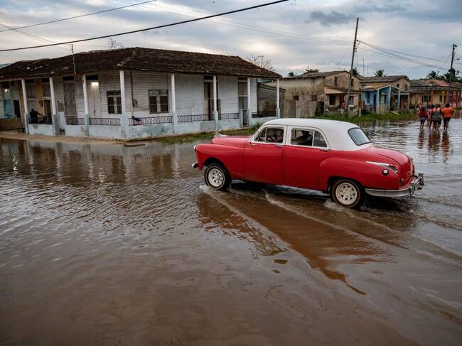 Llegada de huracán provoca que el agua cubra calles de Batabanó en Cuba