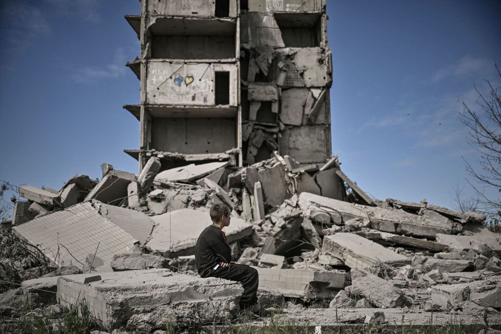Niño observa la destrucción de un edificio tras un ataque con misiles en Kramatorsk