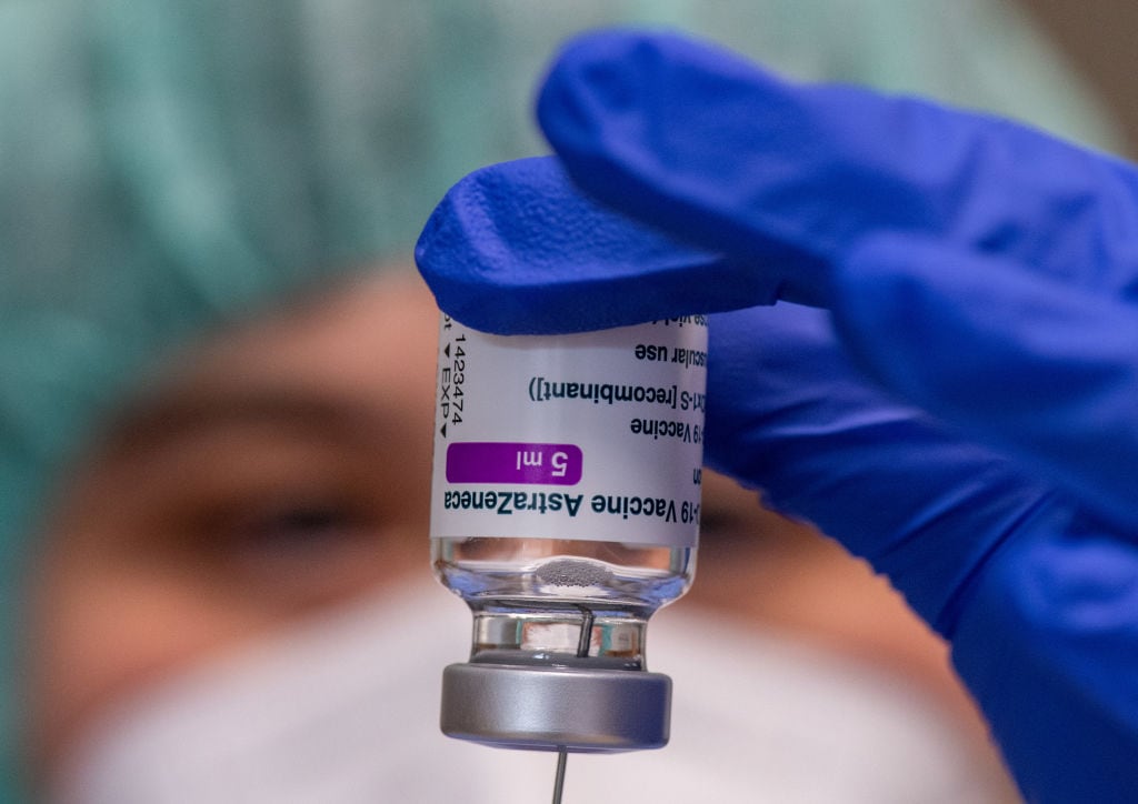 Una enfermera utiliza la vacuna de AstraZeneca en Alemania