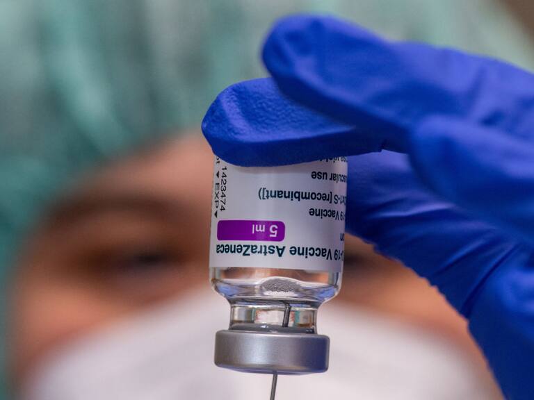 Una enfermera utiliza la vacuna de AstraZeneca en Alemania