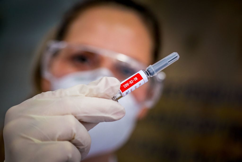 Una muestra de la vacuna de Sinovac Biotech