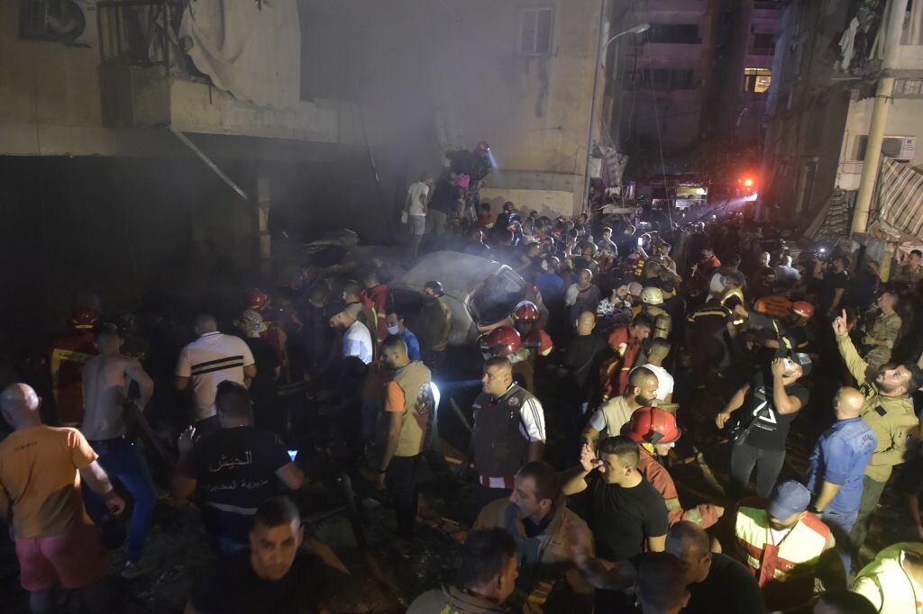 Bomberos combaten el incendio en un edificio del barrio libanés Tariq al-Jdidé