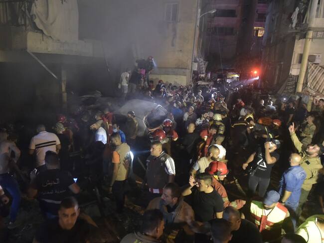 Bomberos combaten el incendio en un edificio del barrio libanés Tariq al-Jdidé