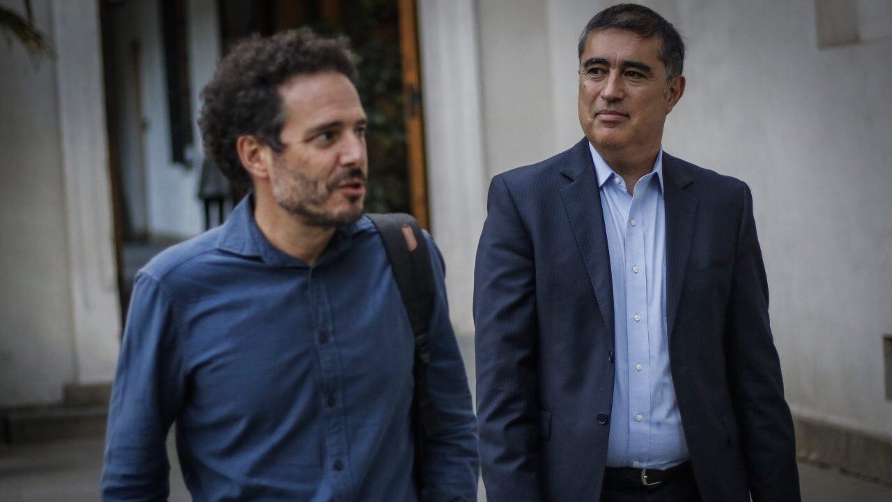 17 de marzo del 2020/SANTIAGOHernan Larrain Matte, presidente de Evopoli y Mario Desbordes, presidente de Renovacion Nacional se retiran del Palacio de La Moneda, tras finalizar la reunión con el Presidente de la Republica, y los demas presidentes de partido de Chile Vamos.
FOTO: SEBASTIAN BELTRAN GAETE/AGENCIAUNO