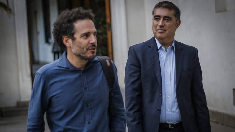 17 de marzo del 2020/SANTIAGOHernan Larrain Matte, presidente de Evopoli y Mario Desbordes, presidente de Renovacion Nacional se retiran del Palacio de La Moneda, tras finalizar la reunión con el Presidente de la Republica, y los demas presidentes de partido de Chile Vamos.
FOTO: SEBASTIAN BELTRAN GAETE/AGENCIAUNO