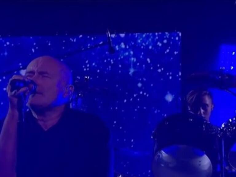 Hijo de Phil Collins sorprende tocando la batería en el regreso de su padre