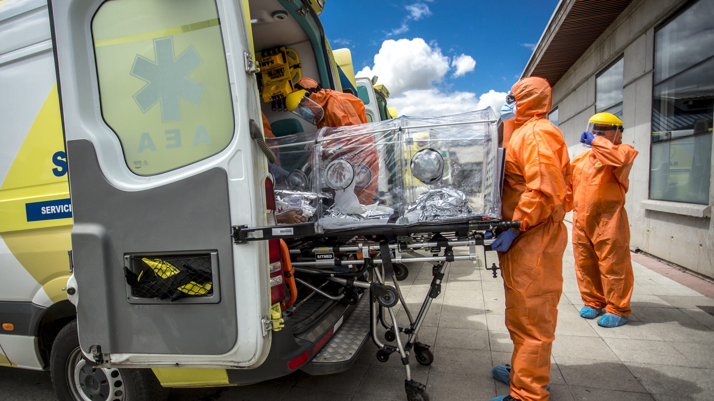 25 DE ENERO 2021 / OSORNO Personal de salud traslada a pacientes covid desde el Hospital Base de Osorno a Santiago por tener colapsada la Unidad de Cuidados Intensivos durante la cuarentena total debido a la emergencia sanitaria provocada por el coronavirus.
FOTO: FERNANDO LAVOZ /AGENCIAUNO.