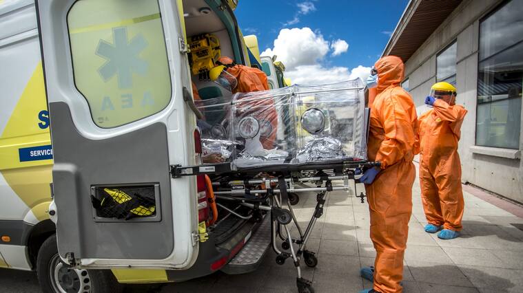 25 DE ENERO 2021 / OSORNO Personal de salud traslada a pacientes covid desde el Hospital Base de Osorno a Santiago por tener colapsada la Unidad de Cuidados Intensivos durante la cuarentena total debido a la emergencia sanitaria provocada por el coronavirus.
FOTO: FERNANDO LAVOZ /AGENCIAUNO.