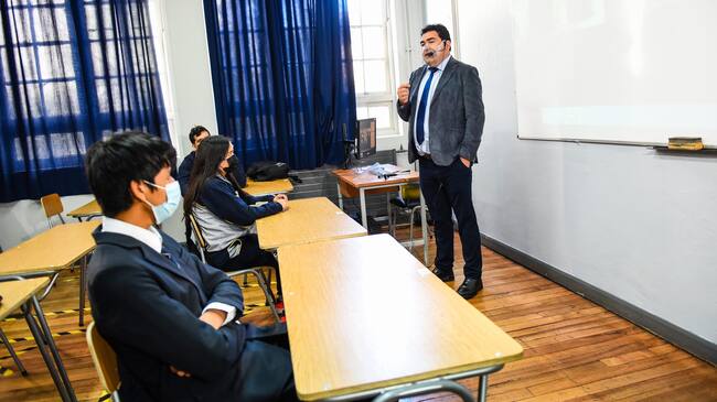 1 DE MARZO 2021 / TEMUCOIntendente Víctor Manoli junto al Seremi de Educación Edison Tropa, visitan el Liceo Comercial Bicentenario de Temuco en el regreso a clases, durante el Super Lunes en fase 2.
FOTO: ROCIO CUMINAO ROJAS / AGENCIAUNO