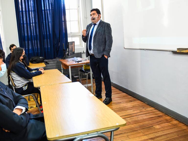 1 DE MARZO 2021 / TEMUCOIntendente Víctor Manoli junto al Seremi de Educación Edison Tropa, visitan el Liceo Comercial Bicentenario de Temuco en el regreso a clases, durante el Super Lunes en fase 2.
FOTO: ROCIO CUMINAO ROJAS / AGENCIAUNO