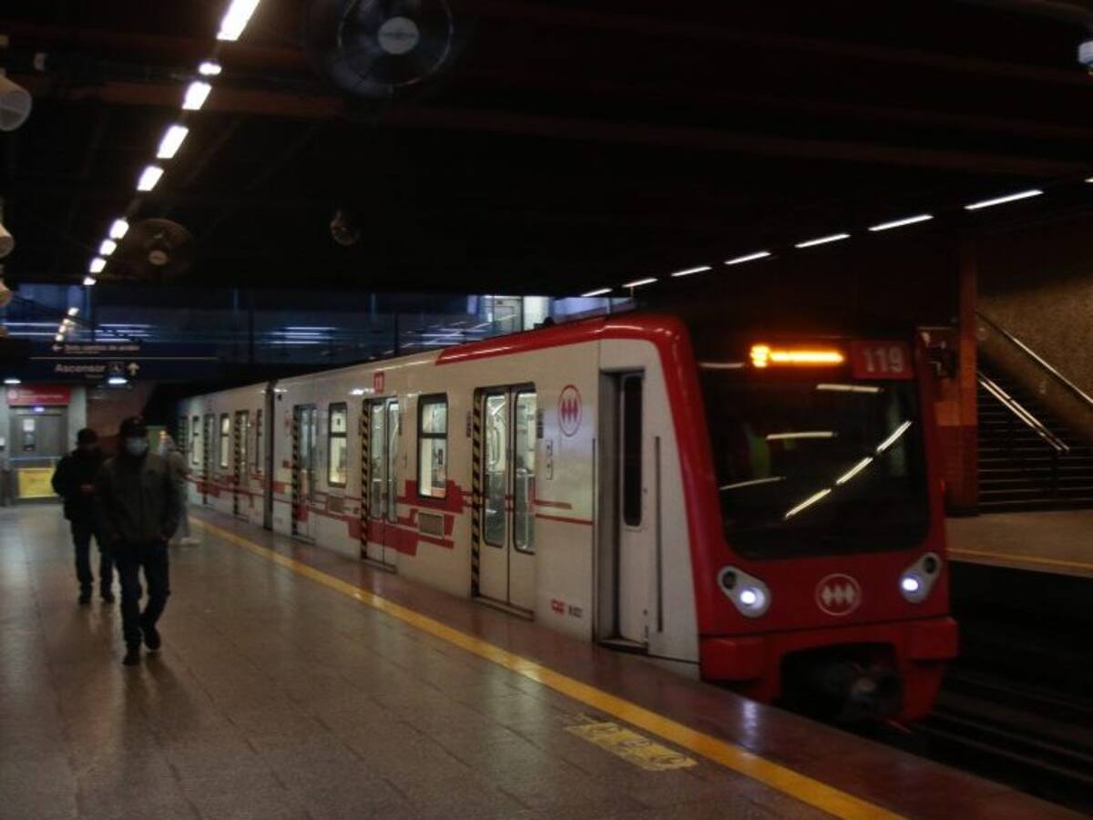 Metro de Santiago informó que se restableció el servicio en Línea 1