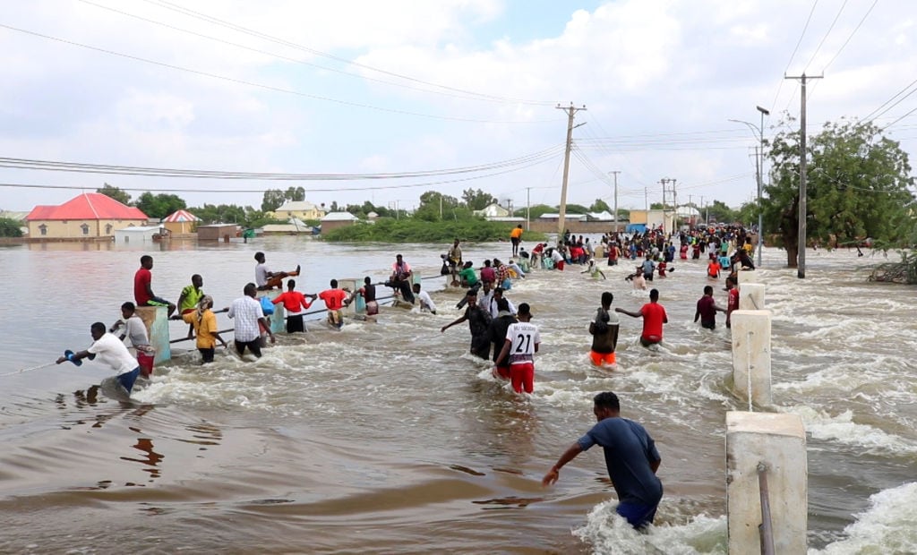 Personas en la región de Hiran en Somalia evacúan las zonas inundadas