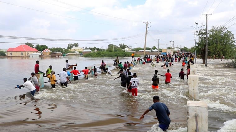 Personas en la región de Hiran en Somalia evacúan las zonas inundadas