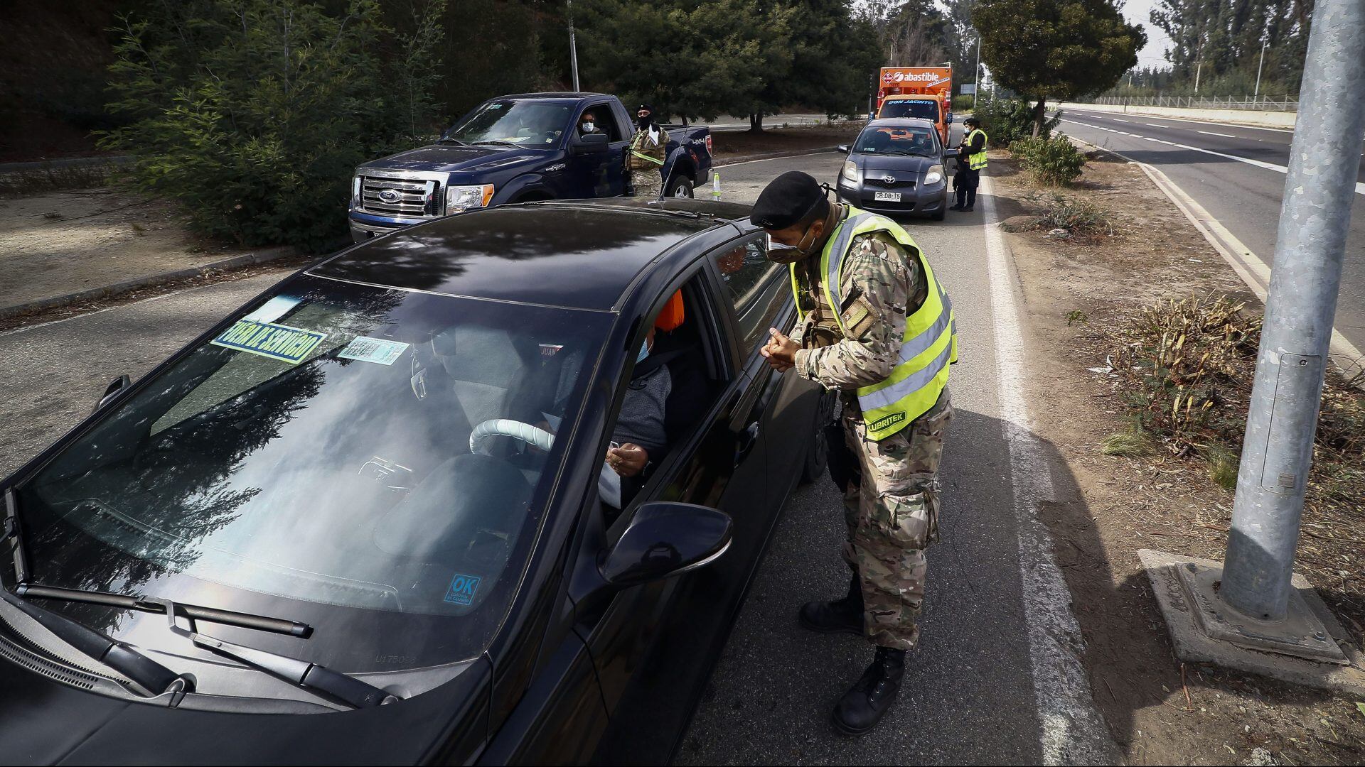 02 DE ABRIL DE 2021/VALPARAISO en el control sanitario en la Ruta 68, a la altura de la Tenencia de Carabineros Penuelas, en medio del fin de semana largo de Semana Santa.
FOTO: LEONARDO RUBILAR CHANDIA/AGENCIAUNO
