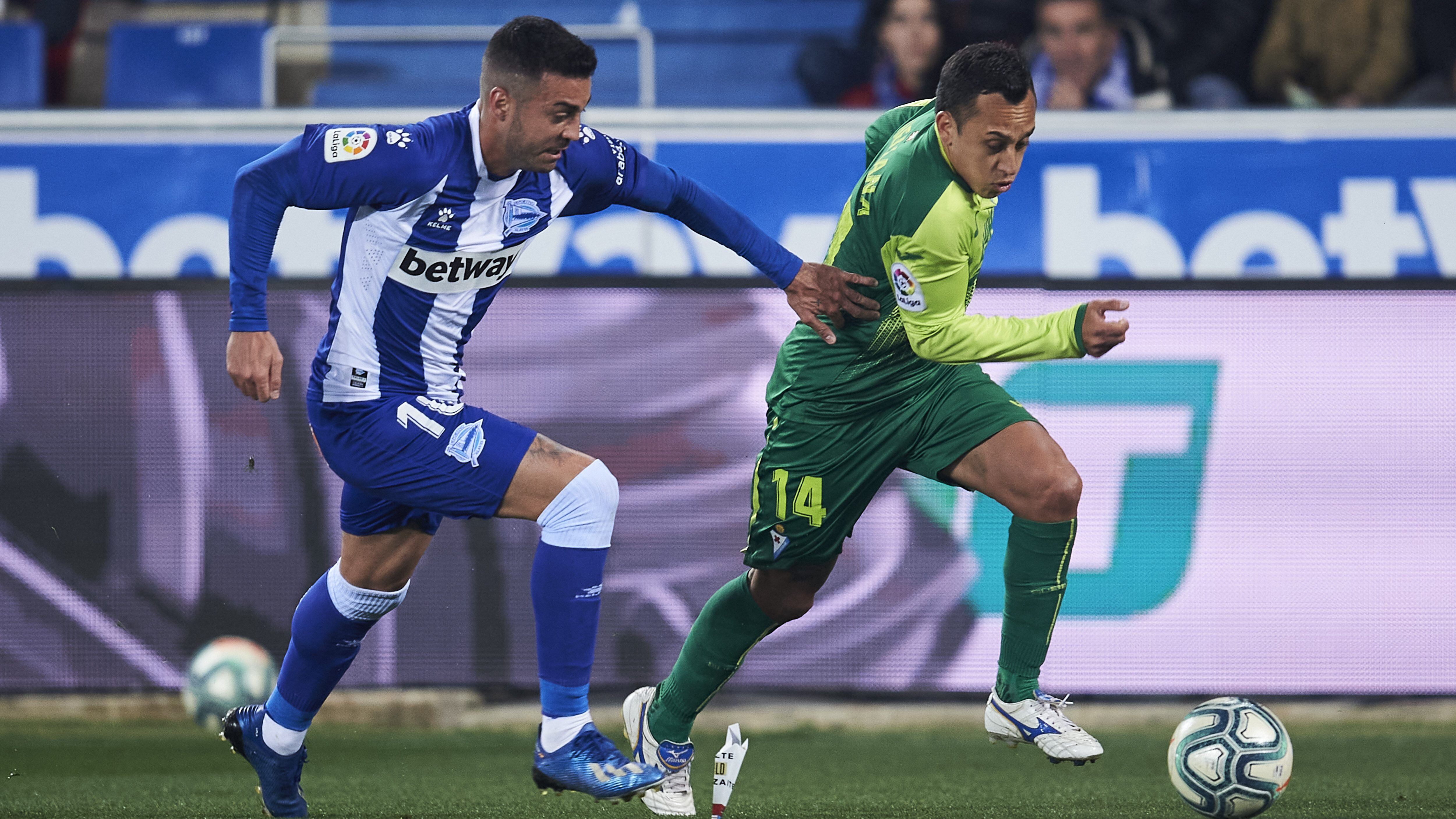 VITORIA-GASTEIZ, SPAIN - FEBRUARY 08: Fabian Orellana of SD Eibar duels for the ball withVictor Camarasa of Alaves during the Liga match between Deportivo Alaves and SD Eibar SAD at Estadio de Mendizorroza on February 07, 2020 in Vitoria-Gasteiz, Spain. (Photo by Juan Manuel Serrano Arce/Getty Images)