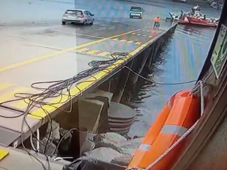 Bus cayó al mar mientras intentaba tomar el transbordador en Calbuco: conductor salió por sus propios medios
