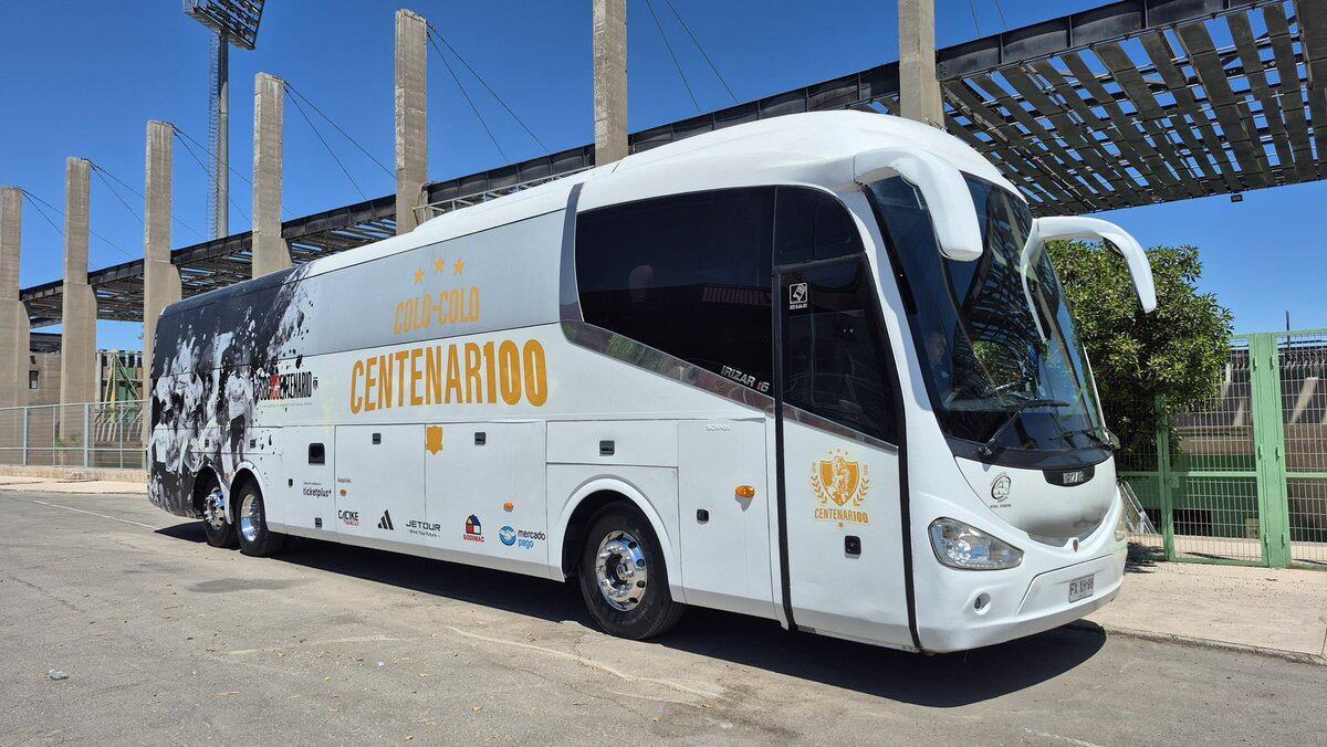 Violencia innecesaria: “hinchas” de la U vandalizan bus del centenario de Colo Colo | X: @juuuliaaaaan