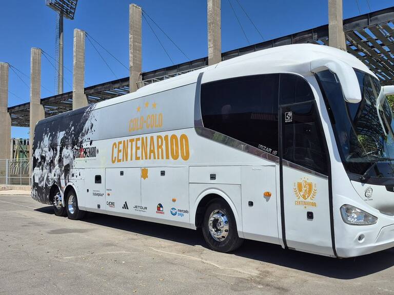 Violencia innecesaria: “hinchas” de la U vandalizan bus del centenario de Colo Colo | X: @juuuliaaaaan