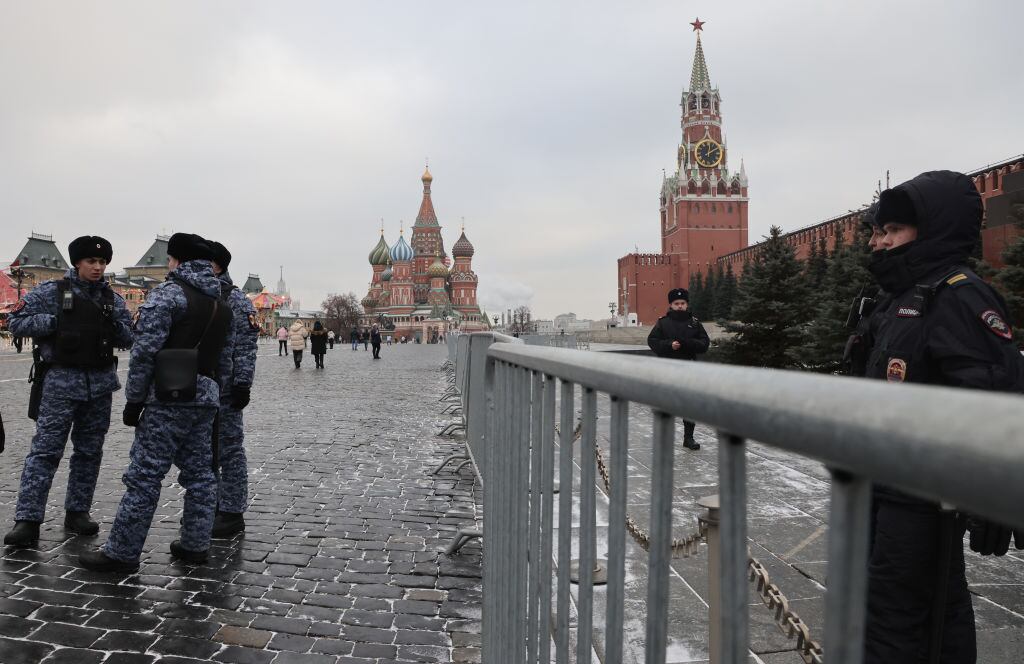La policía de Rusia custodia la Plaza Roja junto al Kremlin en Moscú