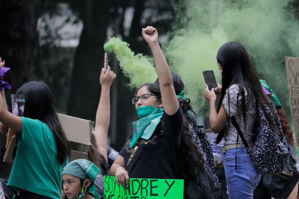 Feministas marchan por su derechos reproductivos en la capital de México