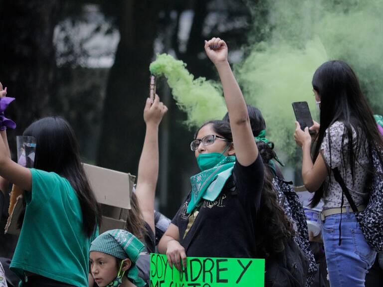 Feministas marchan por su derechos reproductivos en la capital de México