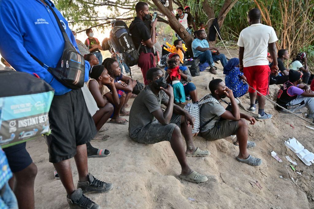 Migrantes haitianos acampan en la frontera de México para llegar a EEUU