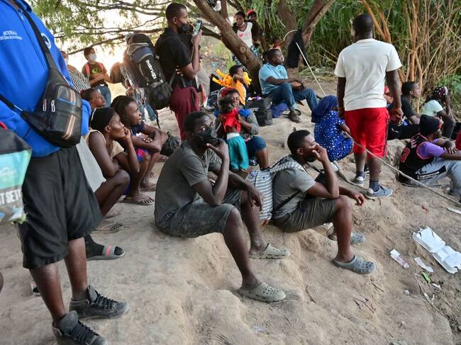 Migrantes haitianos acampan en la frontera de México para llegar a EEUU